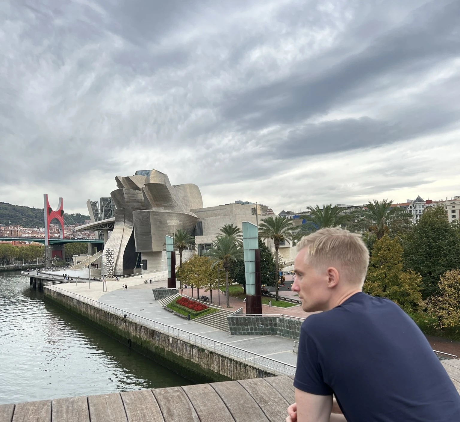Mann nyter utsikt over Guggenheim.